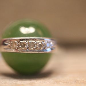 Witgouden ring diamanten en nephriet E475,-